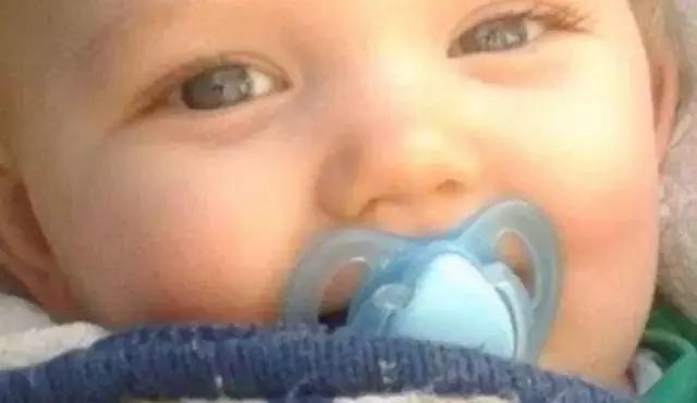 婴儿误食塑料窒息，家长千万得警惕！