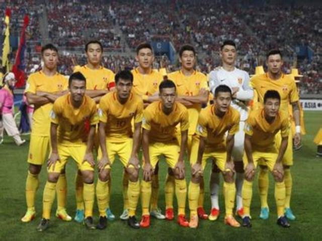 国足集训签名,国足签名足球