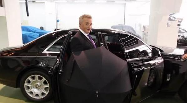 劳斯莱斯自带的那把伞值多少钱,劳斯莱斯幻影10万的雨伞