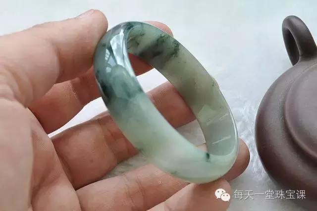 为什么刚买的玉石变色,新买的玉变黄是什么原因