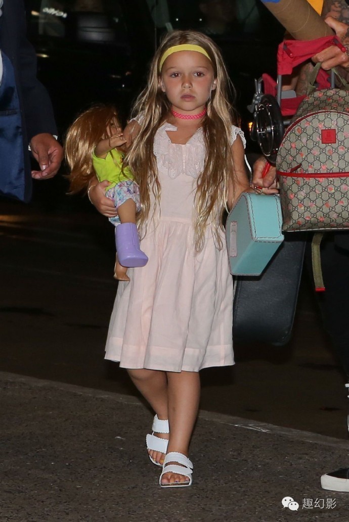 小朋友的钱最好赚，几千块穿几个月就要扔的衣服爹妈买起来不眨眼