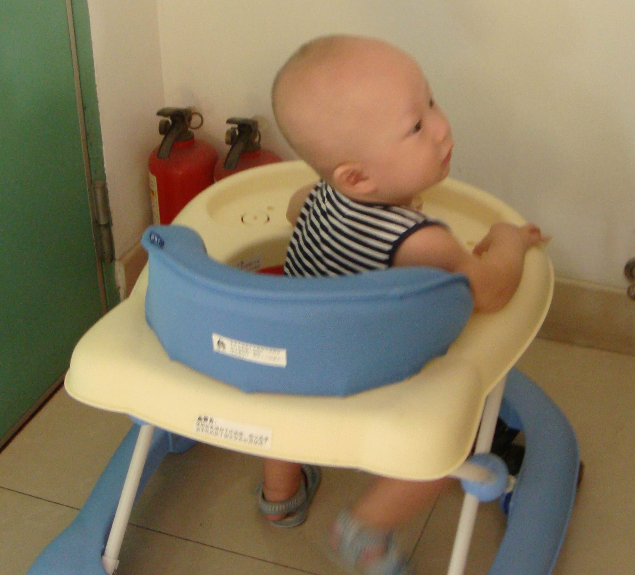 宝宝腿型不直先别急着去纠正，看看医生怎么说