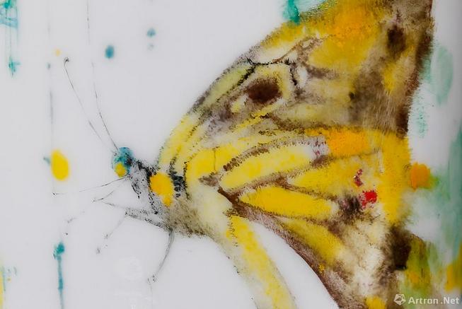 法国前总理拉法兰获赠中国当代画家刘念油画作品《光明与黑暗》