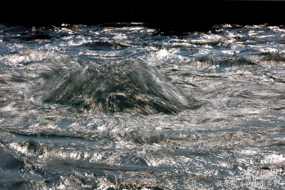 这眼泉好神奇！用泉水洗眼，少年不近视，老者不花眼！