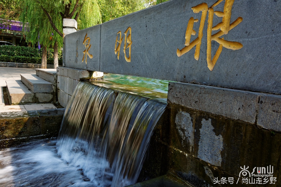 这眼泉好神奇！用泉水洗眼，少年不近视，老者不花眼！