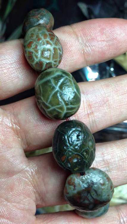 网上的8mm的红玛瑙多少钱一颗,5mm红玛瑙多少钱一粒