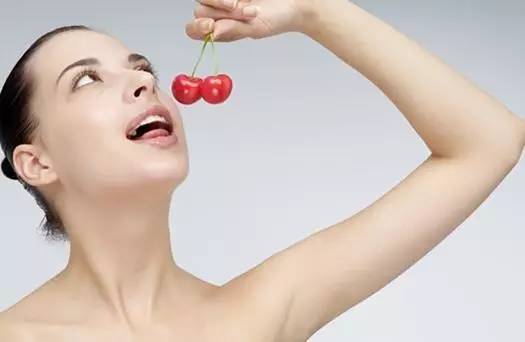 轻轻的我来了，却被腋臭出卖了