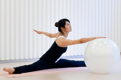 用瑜伽球怎么减腰两侧的赘肉,瑜伽球减肚子赘肉的方法