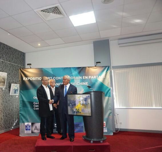 法国前总理拉法兰获赠中国当代画家刘念油画作品《光明与黑暗》