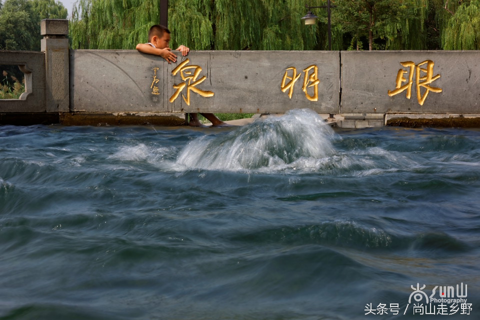 这眼泉好神奇！用泉水洗眼，少年不近视，老者不花眼！