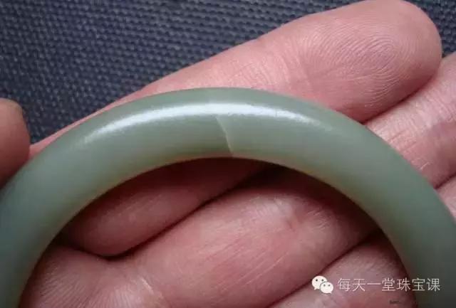 为什么刚买的玉石变色,新买的玉变黄是什么原因