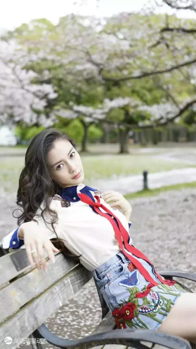 李宇春、蕾哈娜、宋茜她们都在穿这样的牛仔装！