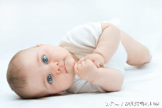 小孩眼睛又眨又挤是咋回事,孩子老是眨眼睛挤眼睛嘴巴也动