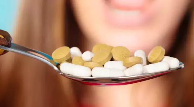 糖尿病打胰岛素同时服二甲双胍,糖尿病三期肾病还能服二甲双胍吗