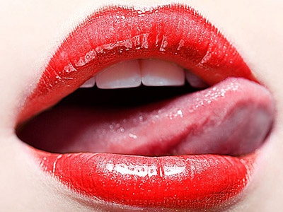 嘴唇裂口脱皮吃什么药,常年嘴唇开裂脱皮是怎么回事