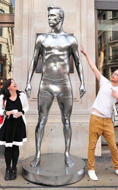 足坛十大奇葩苏亚雷斯,足坛雕像