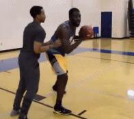 低位背打中距离投篮,3招打败爆款卖点