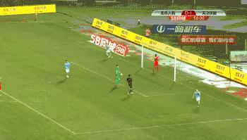 中国足球新星张修维惨遭前国脚粗野蹬踏！他的反应却是.....