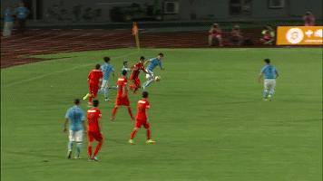 中国足球新星张修维惨遭前国脚粗野蹬踏！他的反应却是.....