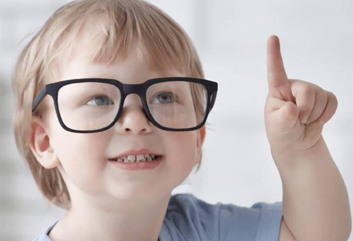 儿童轻微近视还能恢复吗,小孩近视4.8配眼镜矫正可以恢复吗