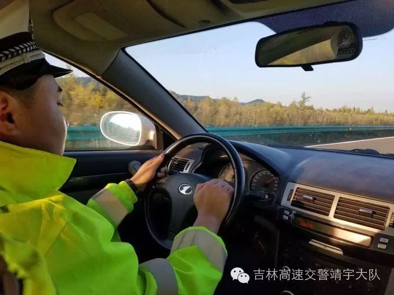 女子被蛇咬幸亏小伙及时救治,女子河边漫步被蛇咬