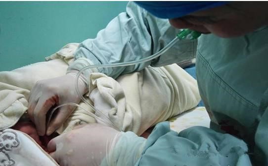 剖腹产后伤口里面有个疤鼓起来,剖腹产的疤时间越久颜色越淡吗