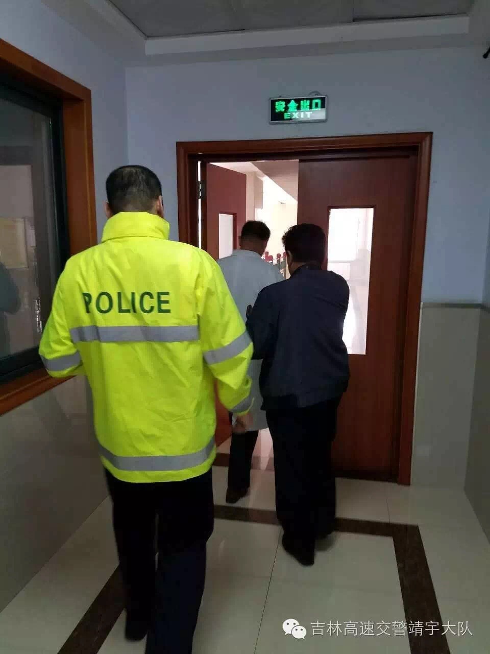 女子被蛇咬幸亏小伙及时救治,女子河边漫步被蛇咬