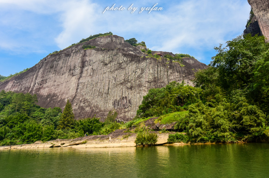 一溪九曲碧涟漪，人间仙境在武夷