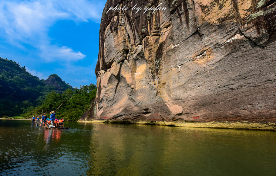 一溪九曲碧涟漪，人间仙境在武夷