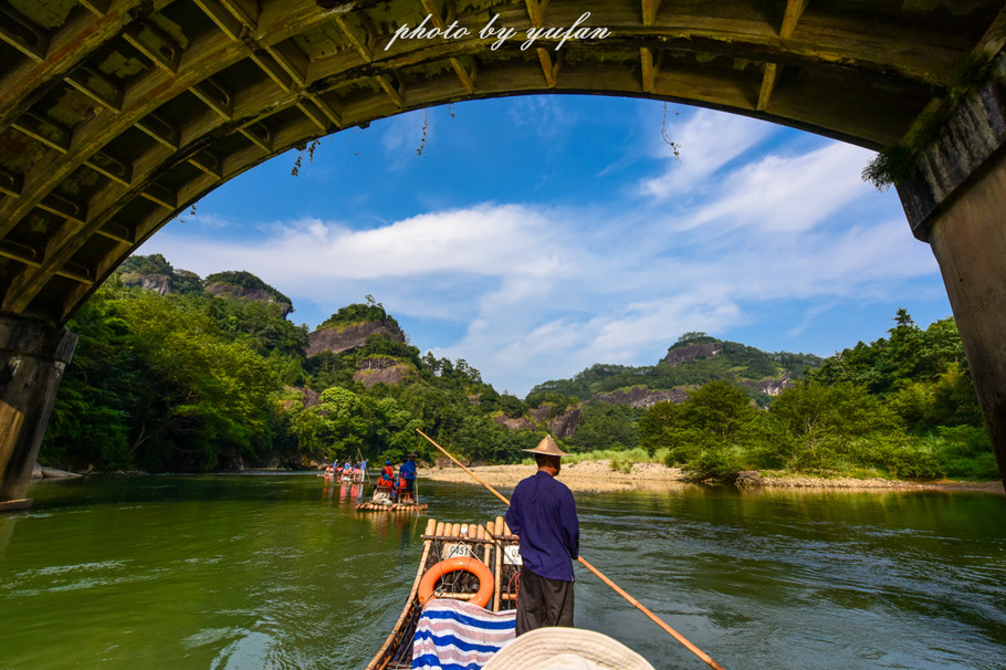一溪九曲碧涟漪，人间仙境在武夷