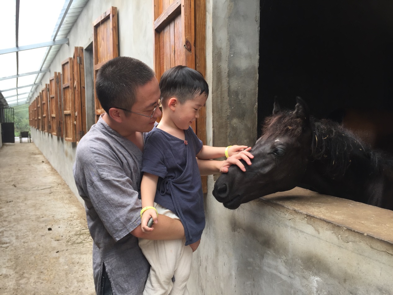 放慢脚步，带孩子住一晚农庄，骑一会儿马