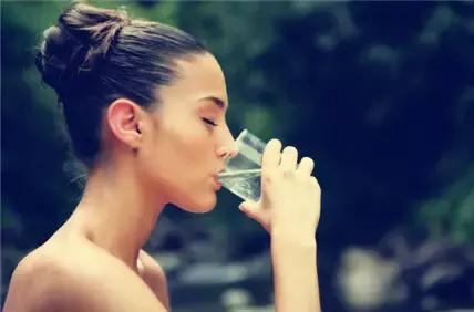 女孩大量脱发是什么原因,脱发突然严重女生怎么调理