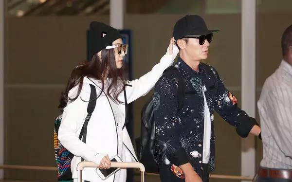 明星穿什么｜Baby背爆款万元大牌包，范冰冰外套6百块