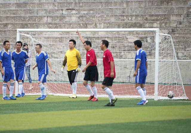 保康县第六届运动会800米,保康体育场足球比赛