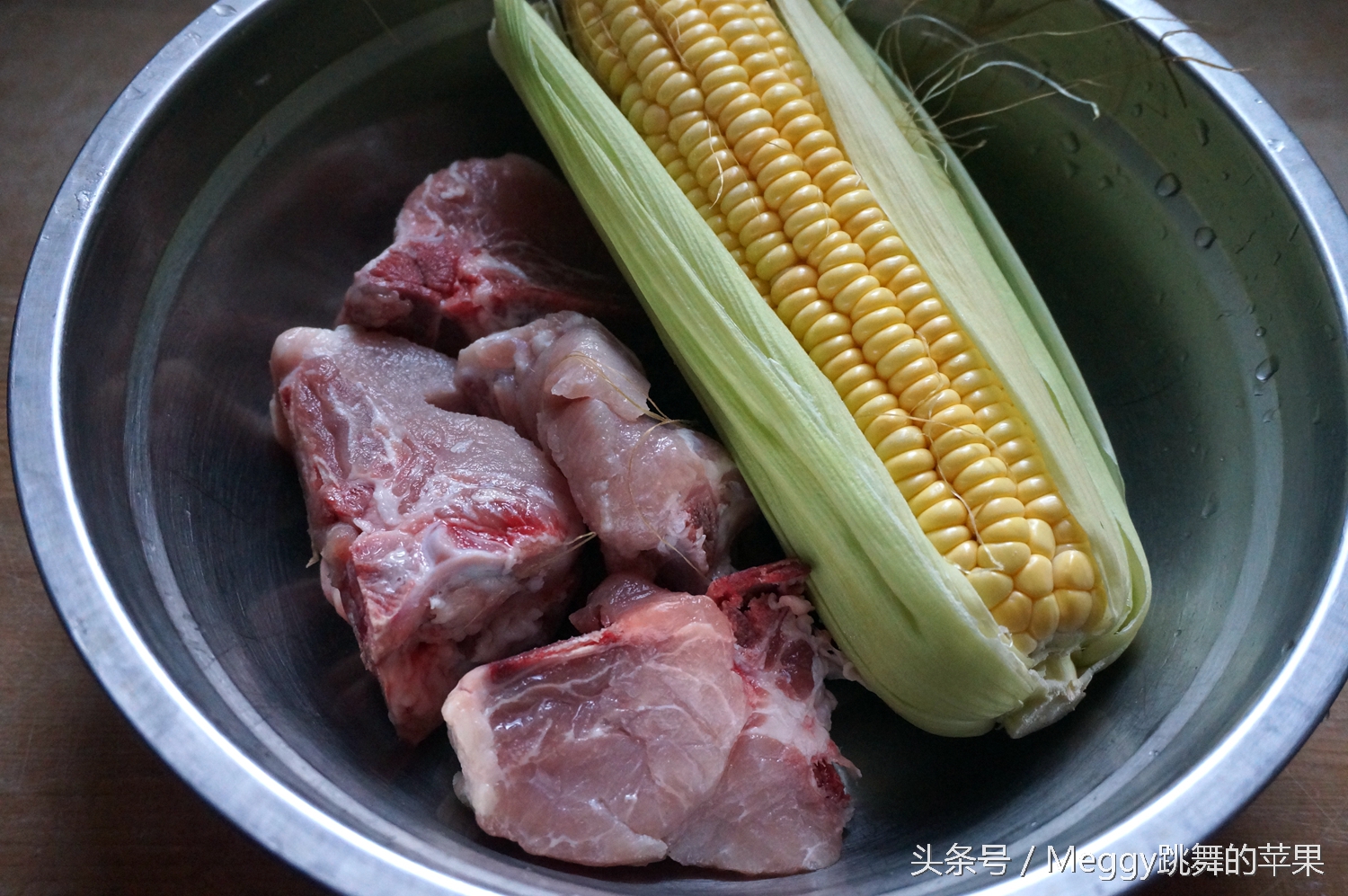 排骨汤里加蔬之鲜,排骨汤这样做全家人爱喝