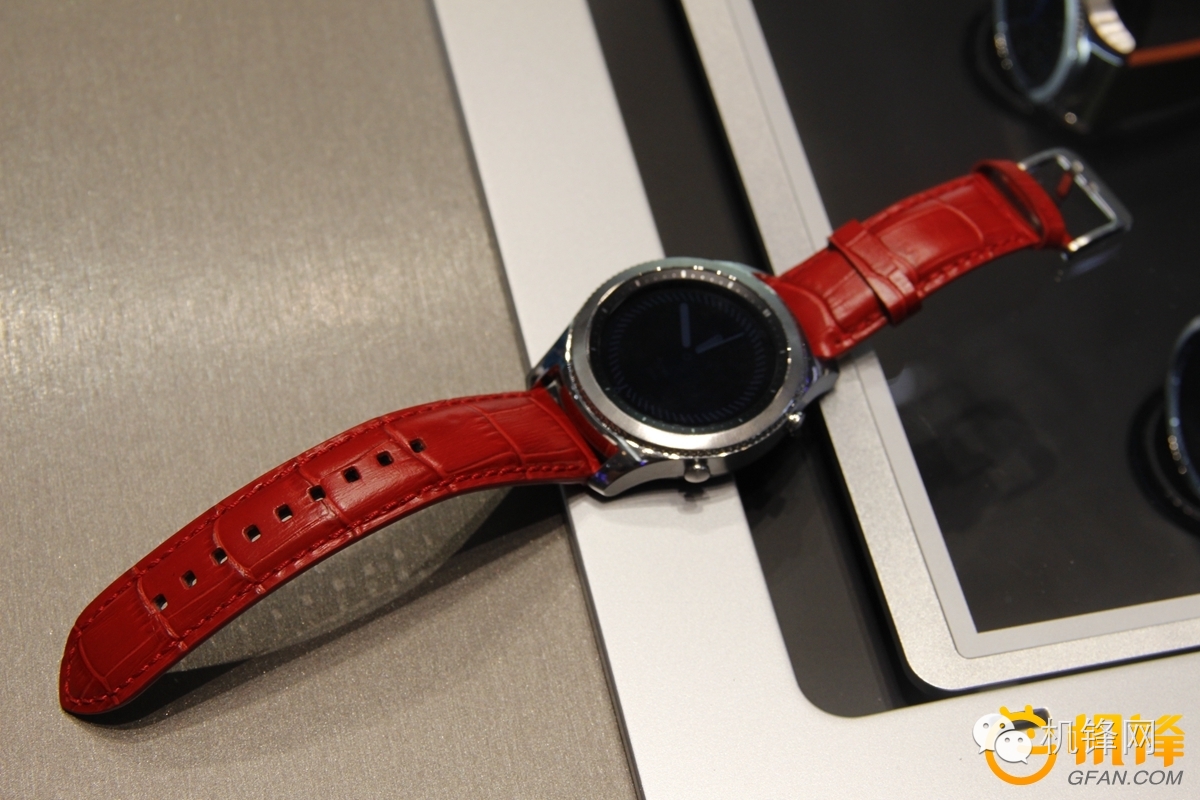 支持GPS和支付功能三星GearS3美图一览