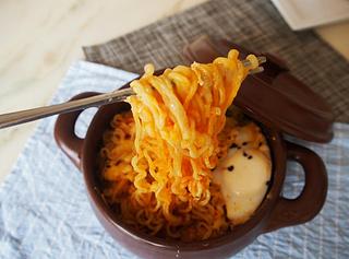 韩式泡菜部队锅做法,部队锅韩式火锅味道