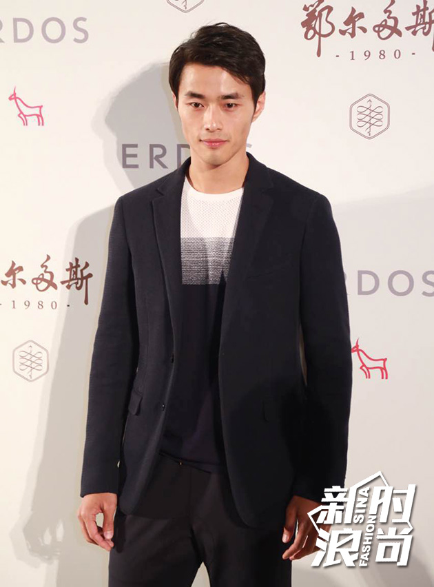 章子怡时尚芭莎2020十月,章子怡干练造型亮相巴黎时装周