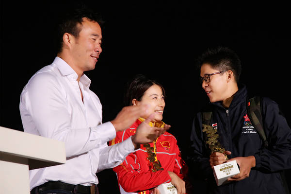 郭晶晶霍启刚当众甜蜜拥吻：没想到能走到最后