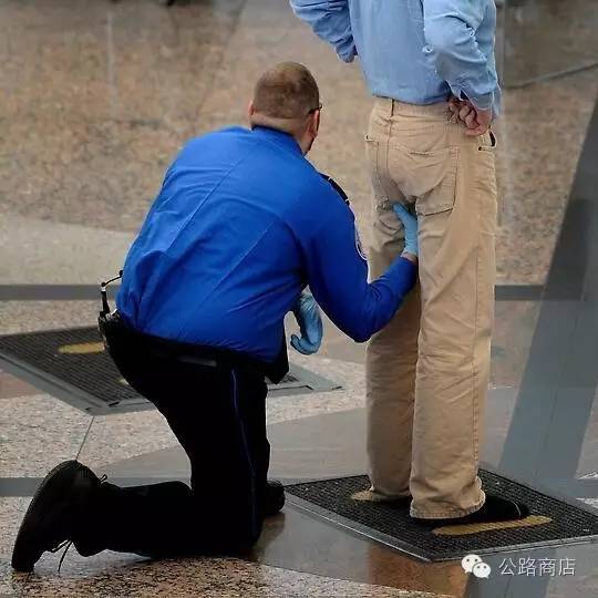 怎样避免安检尴尬事件,机场安检避免尴尬