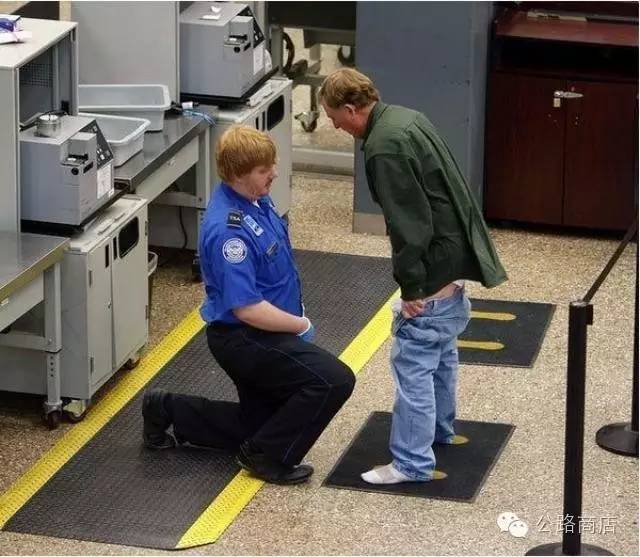 怎样避免安检尴尬事件,机场安检避免尴尬