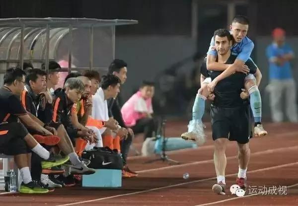 中国足球新星张修维惨遭前国脚粗野蹬踏！他的反应却是.....