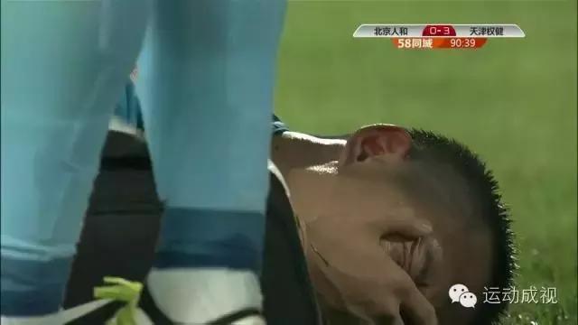 中国足球新星张修维惨遭前国脚粗野蹬踏！他的反应却是.....