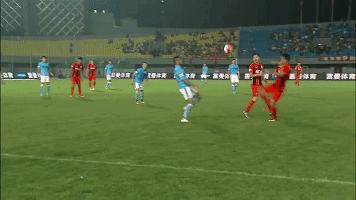 中国足球新星张修维惨遭前国脚粗野蹬踏！他的反应却是.....