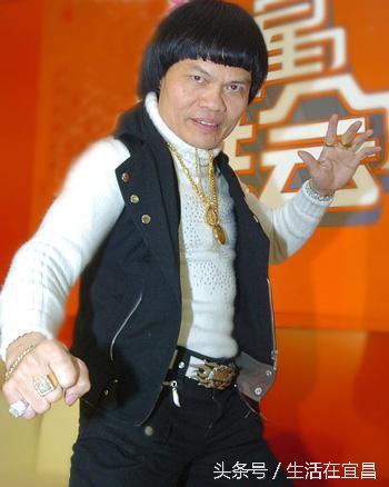 苑琼丹曾经是星爷的丑角专业户,星爷电影里的丑角面无表情