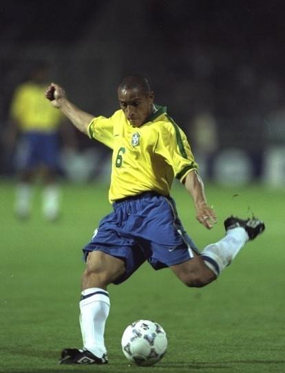 c罗大腿肌肉对比梅西,c罗的大腿有多粗