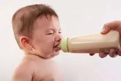 母乳宝宝不喝奶粉妙招,宝宝不喜欢喝的奶粉怎么处理