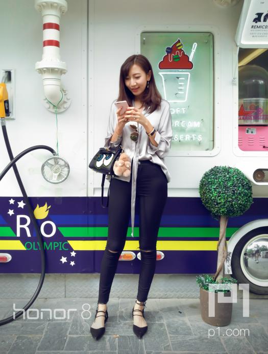 火热街拍来袭行走街头的随性时尚,街拍最时尚的人时刻走在潮流前线