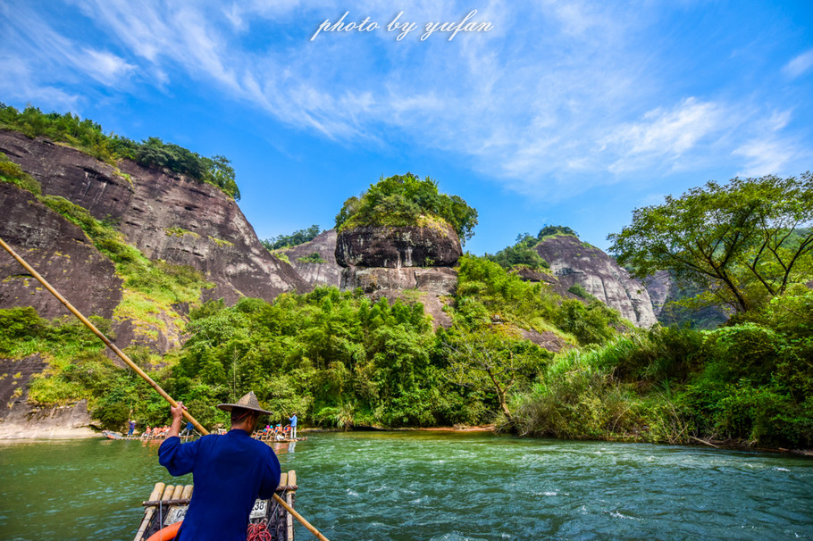一溪九曲碧涟漪，人间仙境在武夷