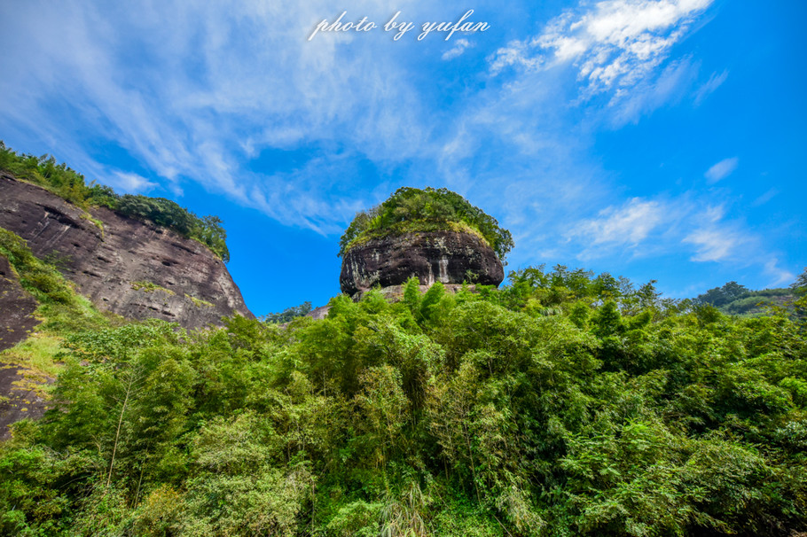 一溪九曲碧涟漪，人间仙境在武夷
